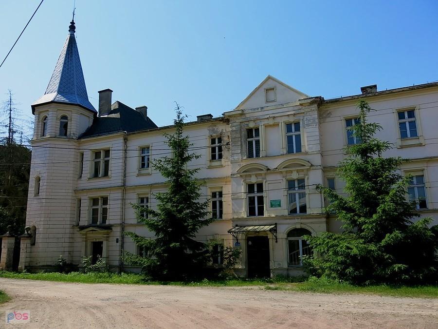 Przed pałacem
