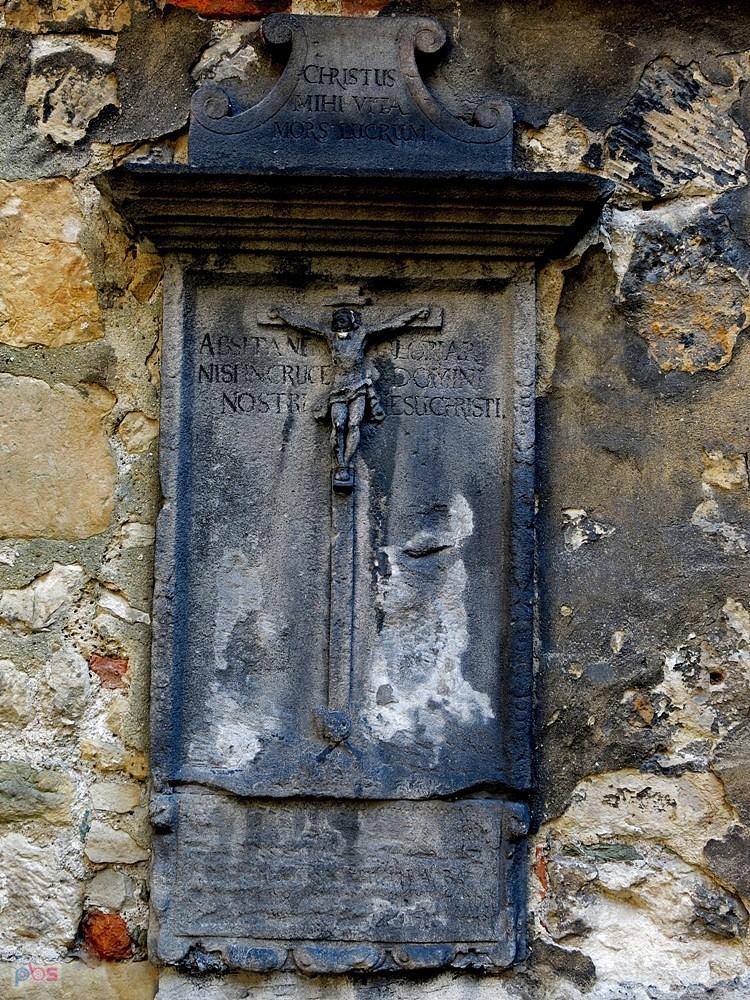 Kłodzko - czaszka na murze kościelnym