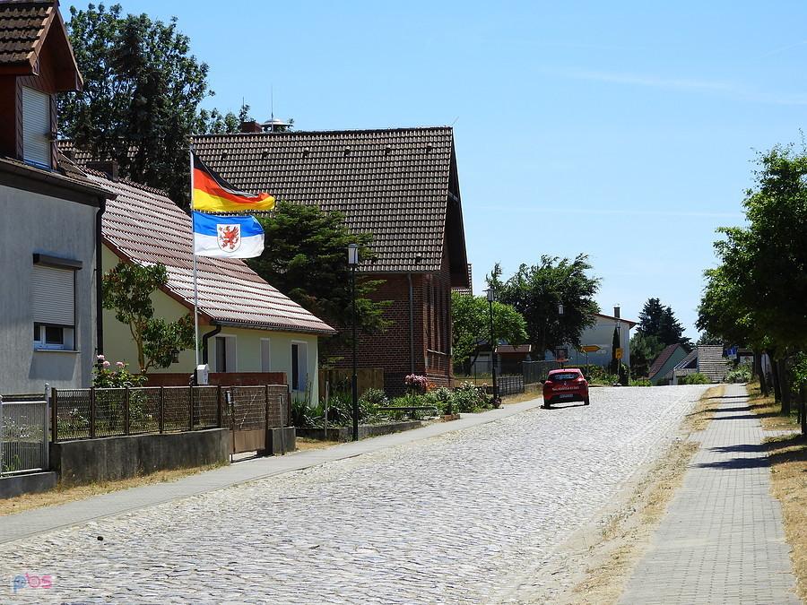 Uliczka z Pampow na flagach widać, że wiało.