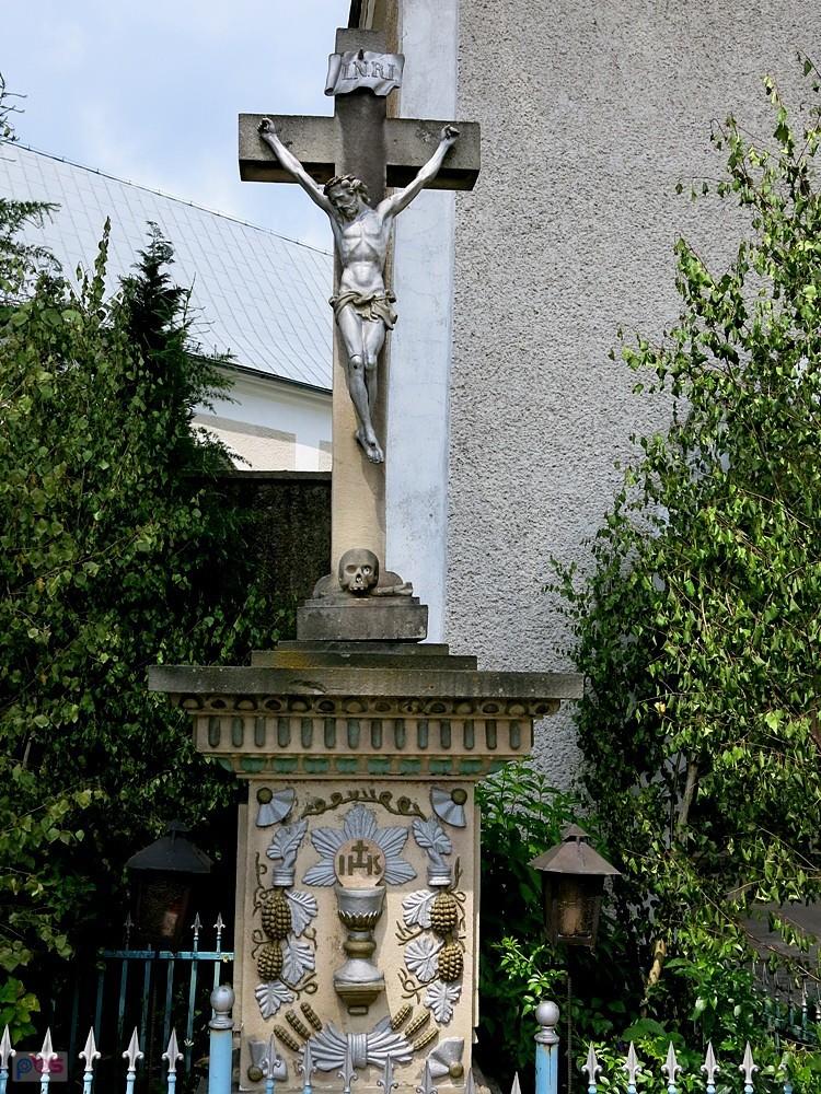 Czaszka w Starej Łomnicy przed kosciołem