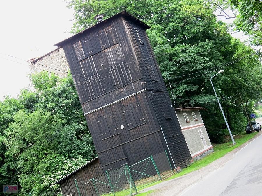 Przed dawną wieżą rycerską - nie ta drewniana - w Starej łomnicy