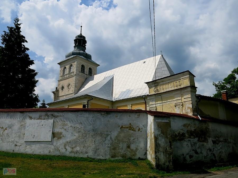 Przed kościołem w Gorzanowie