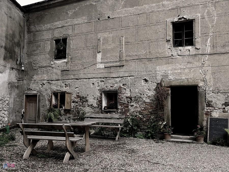 Gorzanów - ruiny "od podwórka"