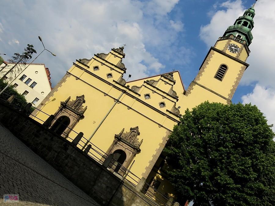 Przed kościołem w Bystrzycy Kłodzkiej