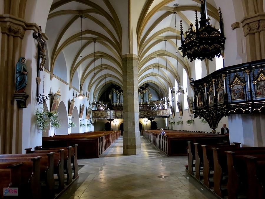 Bystrzyca Kłodzka - po środku stoją filary, dziwne
