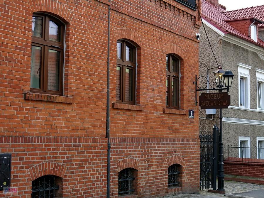 Przed Muzeum Gazownictwa w Paczkowie