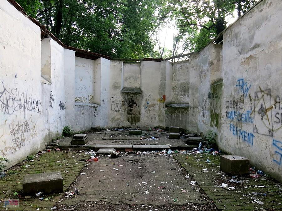 Żal patrzeć - zdewastowane wnętrze starej kaplicy - Paczków