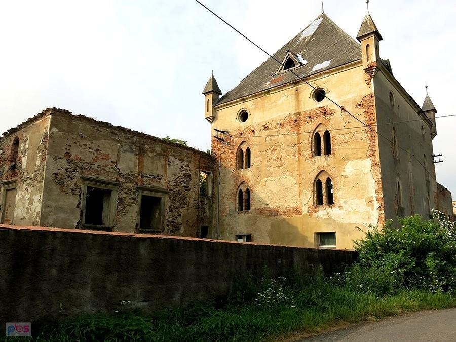 Ruiny dworu w Lisich Kątach pod granicą Czeską