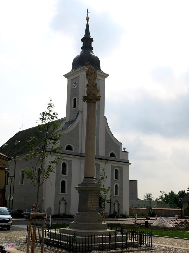 Javornik - przed kościołem Najświętszej Trójcy