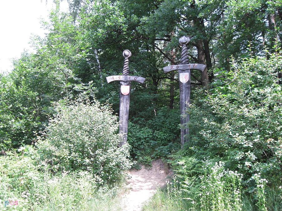 Obok skały Grunwaldprężą się dwa miecze