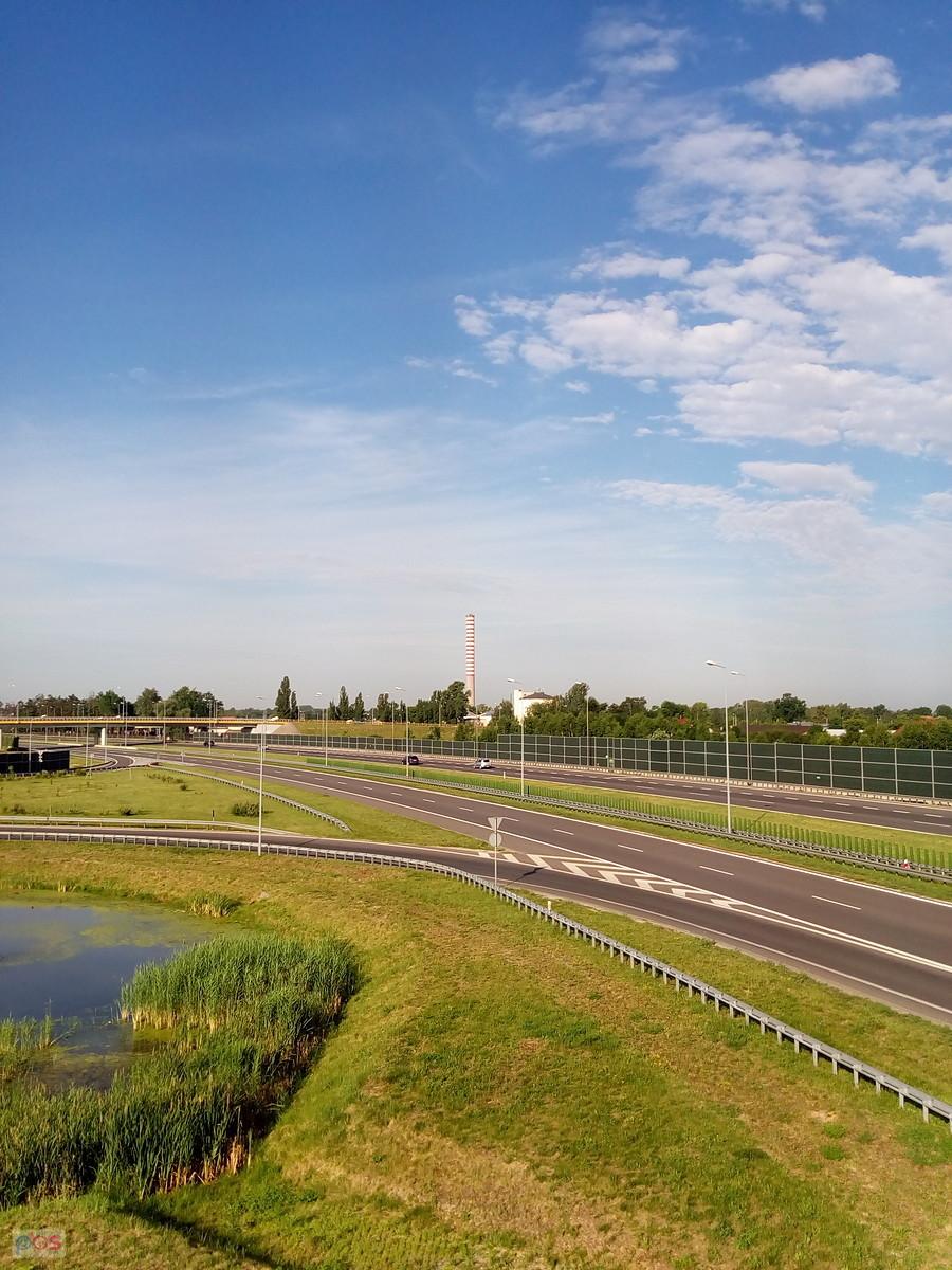 Staw przy autostradzie