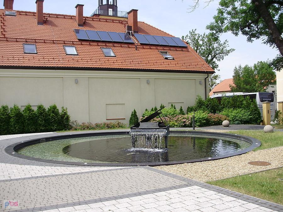 Przed siedzibą zespołu "Śląsk"
