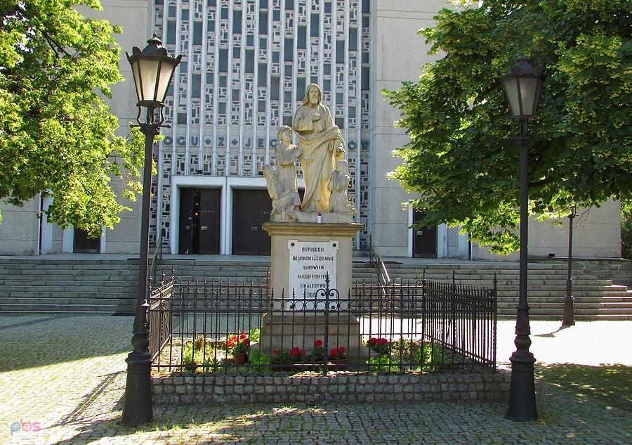 Przed kościołem św. Michała na Puławskiej