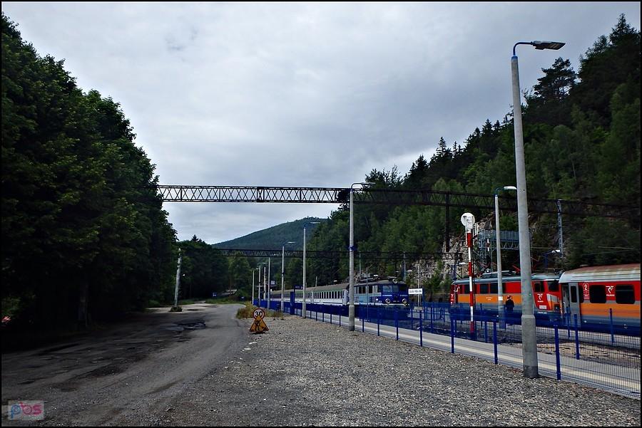 Stacja PKP Szklarska Poręba Górna i mój pociąg oraz Wysoki Kamieńw tle