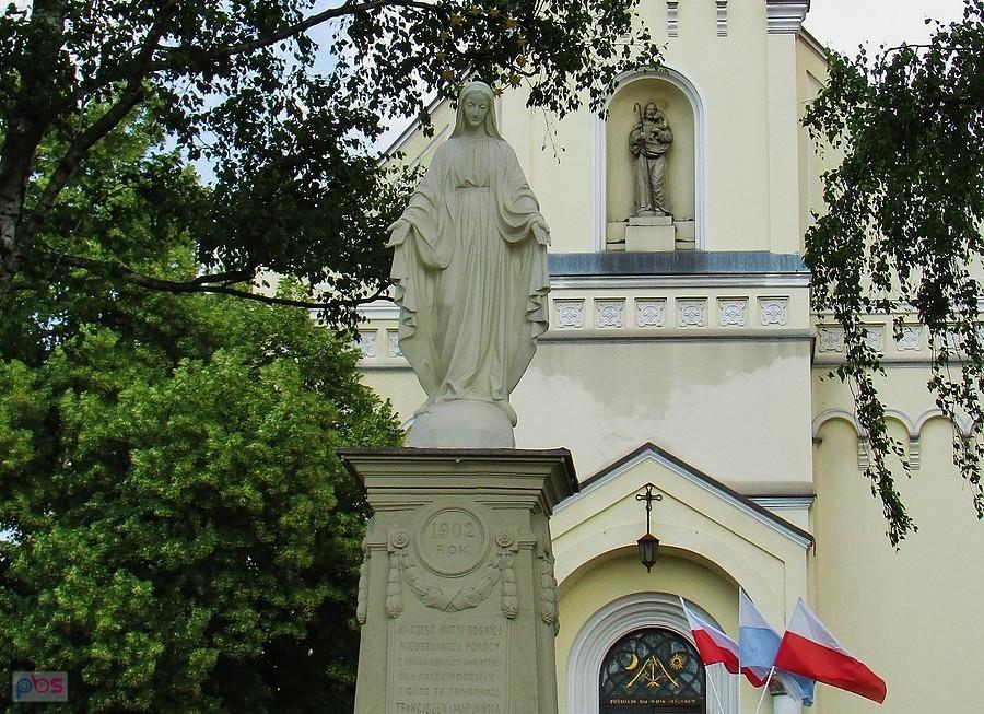 Przed kościołem św. Katarzyny na Służewie