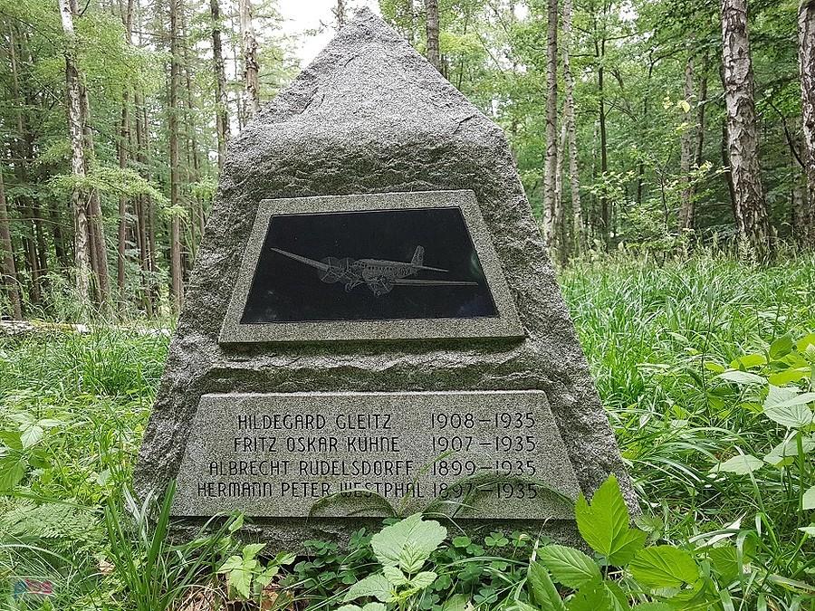 Pomnik przypominający o pozostałych ofiarach katastrofy lotniczej na Bukowcu.