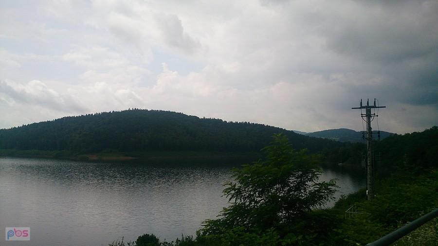 Zachmurzenie nad jeziorem