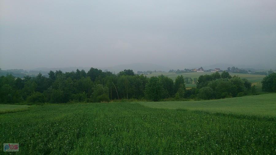 Tam w oddali pada