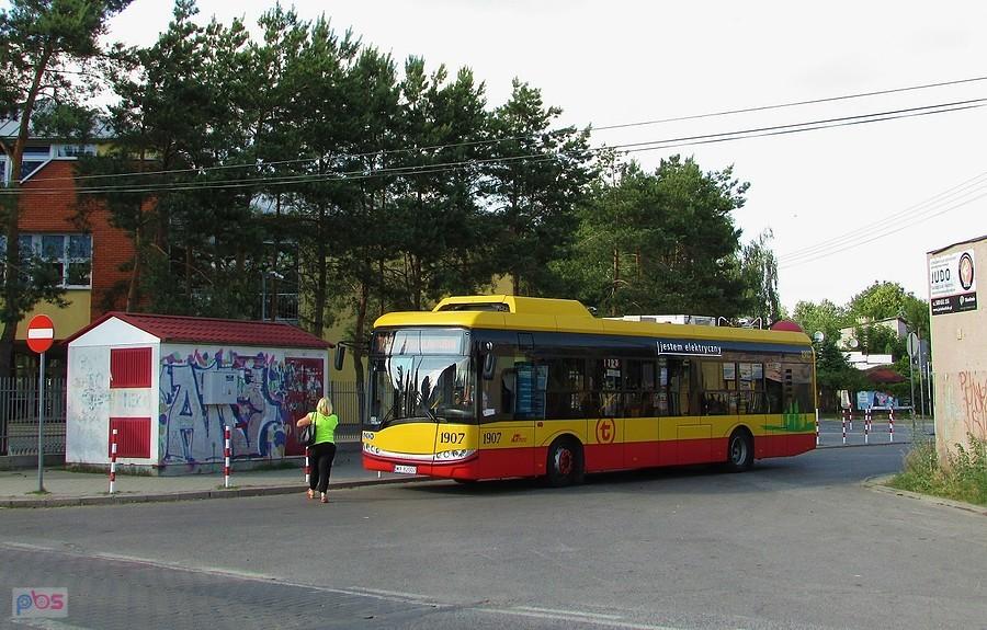 Elektryczny autobus 739 na pętli Julianów