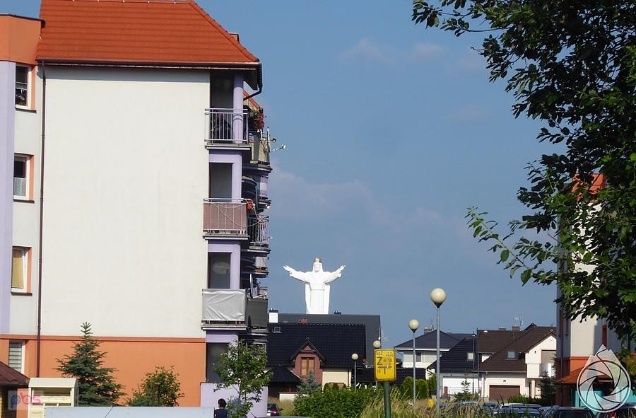 już się wychyla