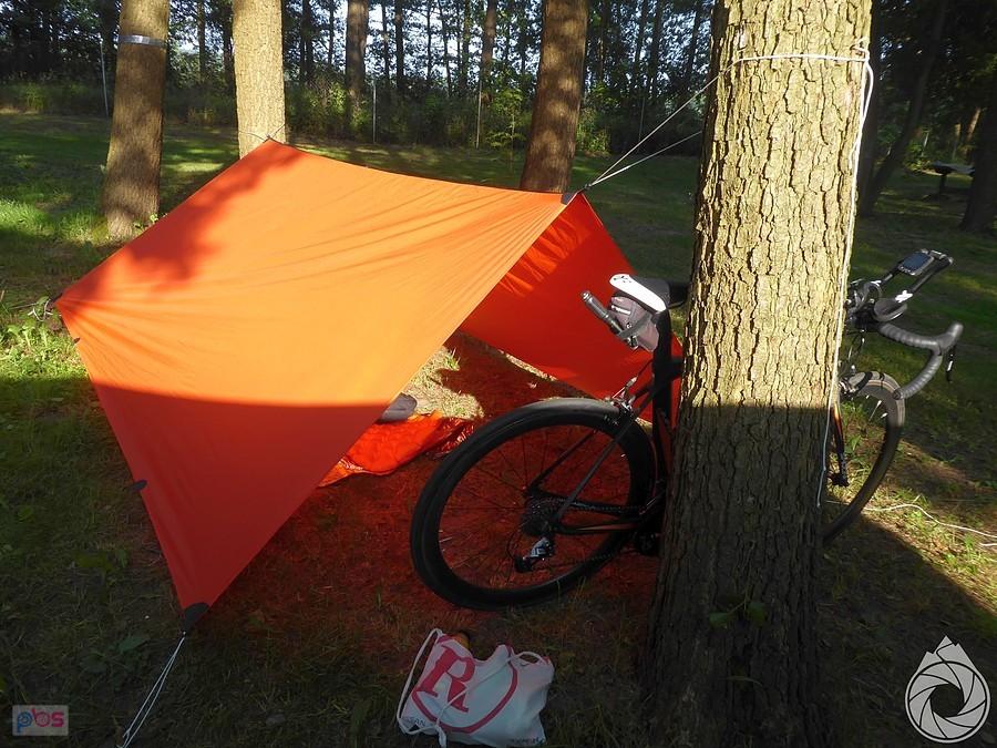 biwaczek nad jeziorem