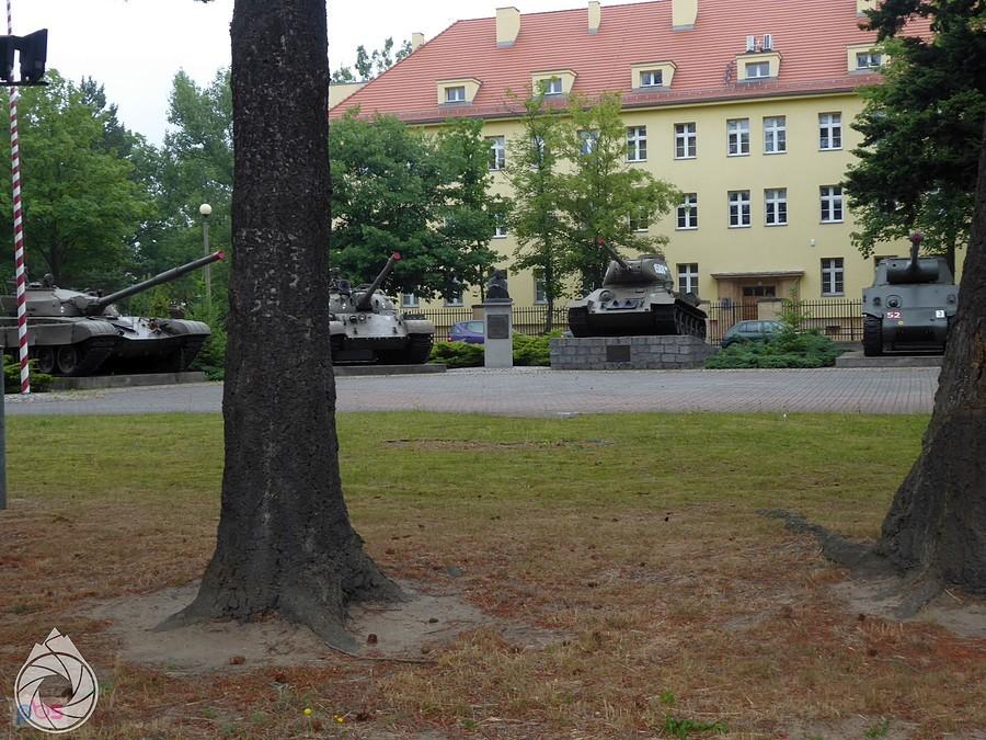 szkoła wojskowa z parkingiem