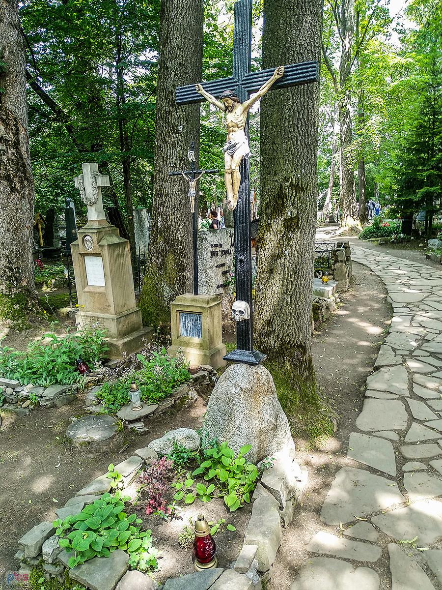 Kolejna czaszka na grobie na cmentarzu na Pęksowym Brzyzku