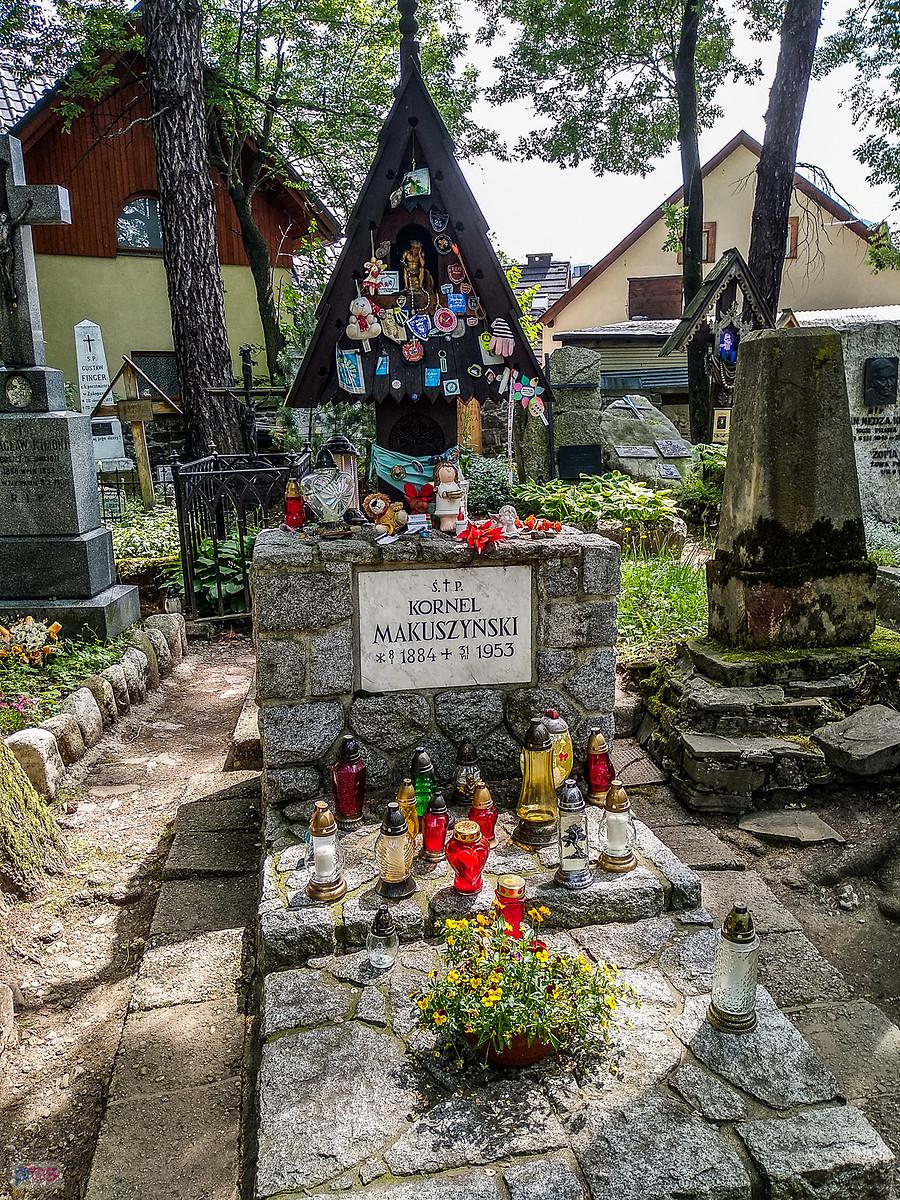 Grób Kornela Makuszyńskiego na cmentarzu Zasłużonych na Pęksowym Brzyzku