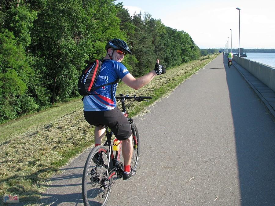Rowerzysta na ścieżce nad wodą