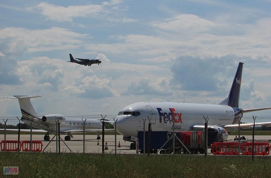 Golfstream i Boeing 737, a nad nimi Casa