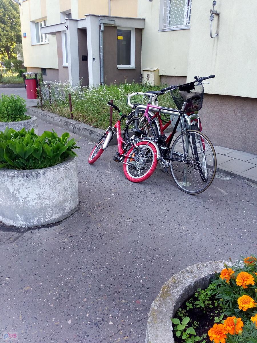 Na Bielanach przy blokach są stojaki rowerowe i to takie wygodne, a nie "wyrwikółka"