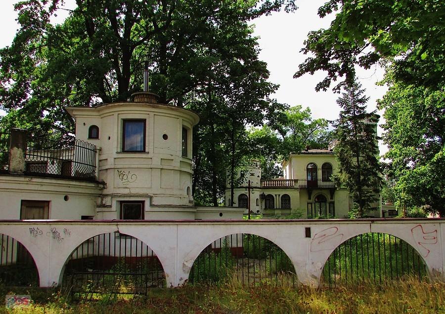 Zamknięta od lat restauracja Baszta w Pyrach