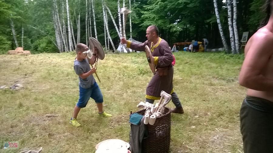 Mój wnuk pobiera naukę walki na topory