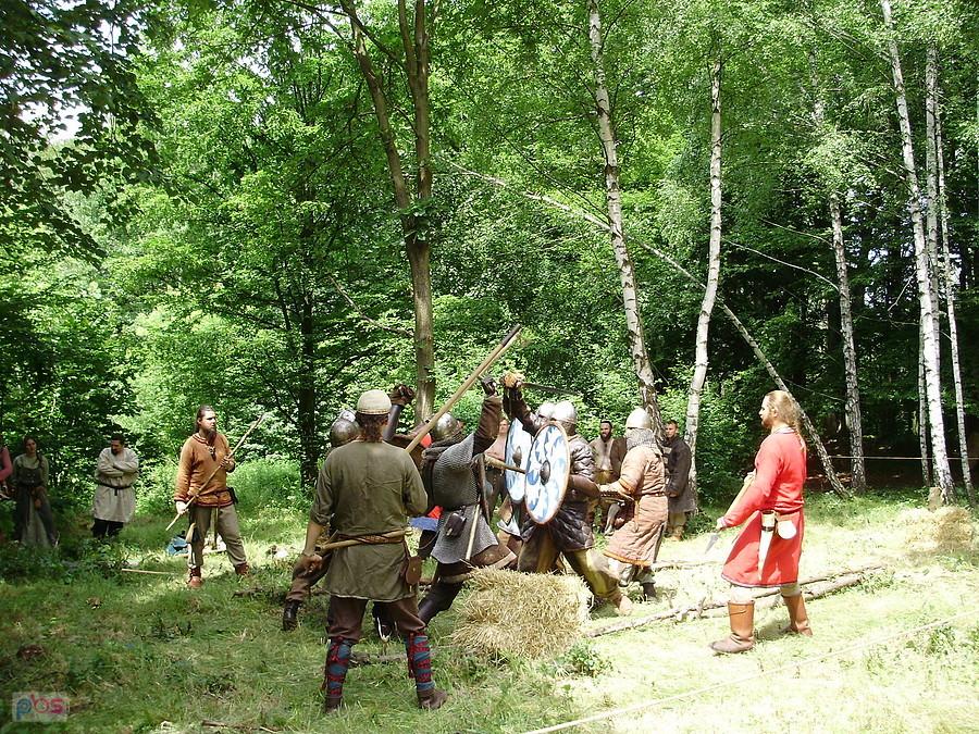Walki drużyn wojów z przeciwnych obozów