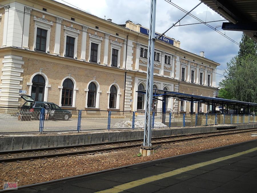 widok z peronu na dworzec