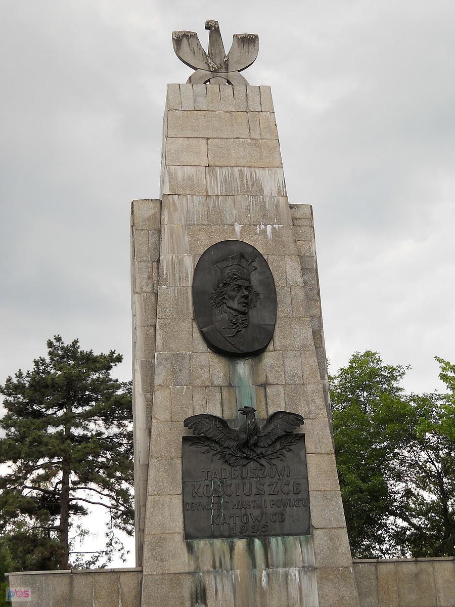 a z przodu medalion ku pamięci T. Kościuszki