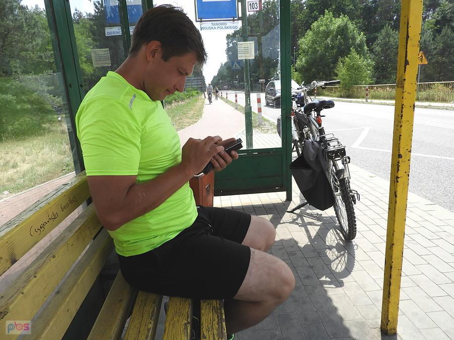 Kuba na autobusowym przystanku.