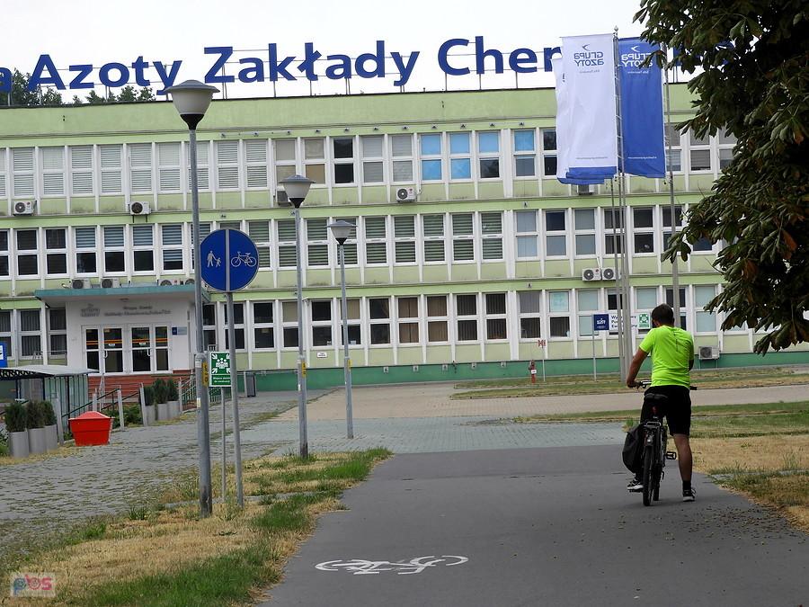 Pod biurowcem Zakładów Chemicznych Police.