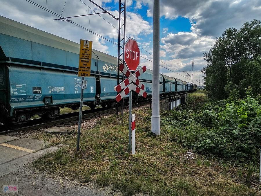 Jedzie pociąg z daleka...