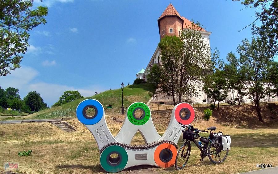 Sandomierz - łańcuch GV i zamek w tle