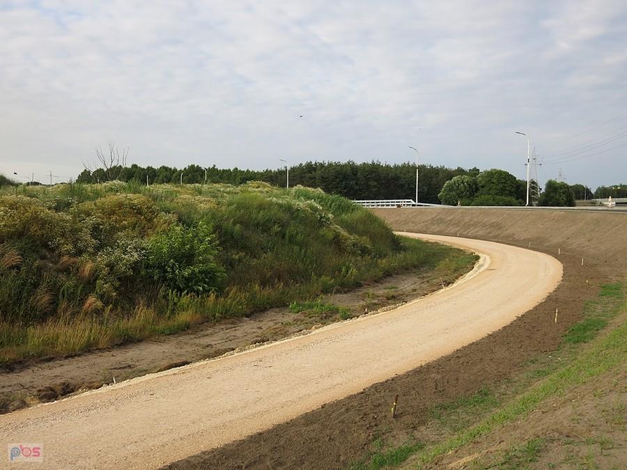 Szutrowa, nowa, biegnie pod nowym mostem, w pole