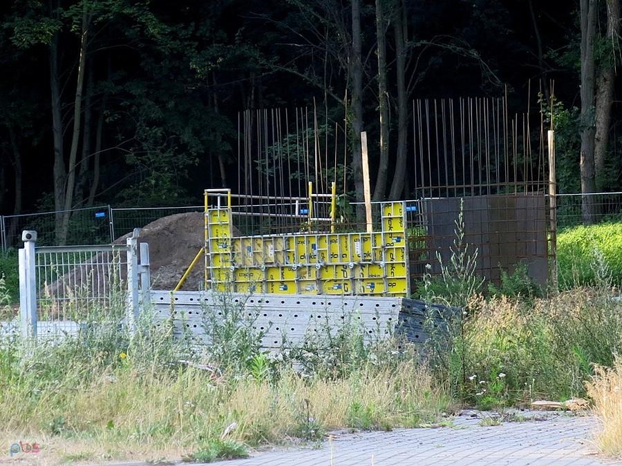 Jeden z filarów w budowie - powstają dwie kładki pieszo-rowerowe w Parku nad Wolbórką