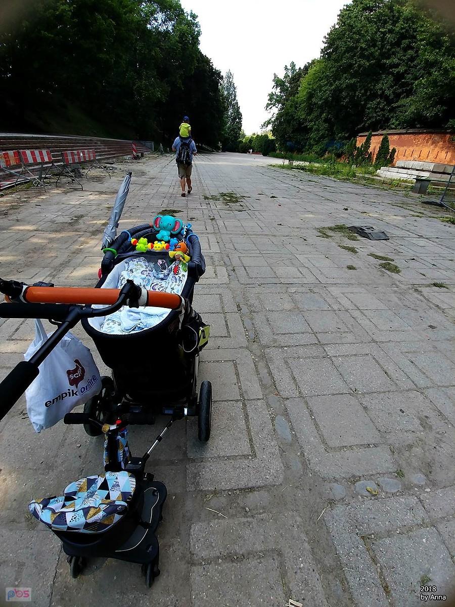 Wózek też się przewietrzył. Tymon na baranach.
