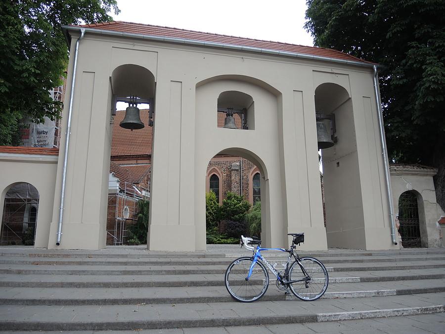 Przed kościołem św. Wawrzyńca w Pniewach
