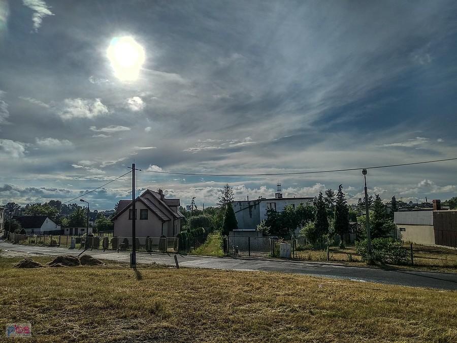 Słońce niby świeci, grzeje, ale chmury po niebie pędzą