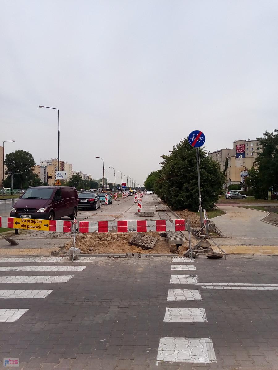Prace na "betonce". Robią chodnik, ciekawe, czy zrobią też ddr..