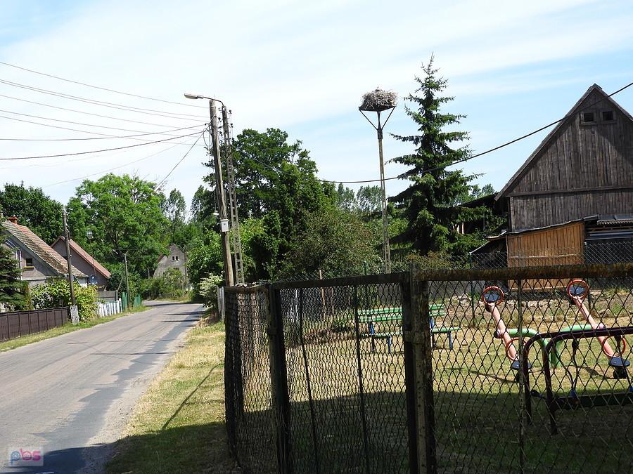 Obrazek z Tatyni, w oddali bocianie gniazdo.
