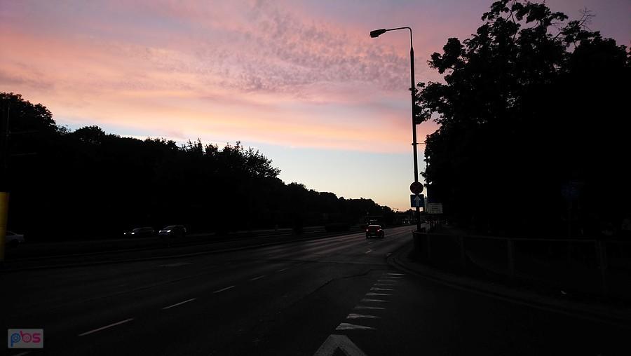 Niebo gorejące nad Aleją Niepodległości