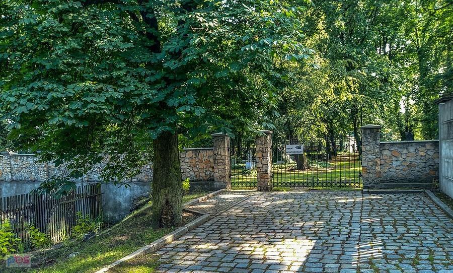 Przed cmentarzem hutniczym w Gliwicach