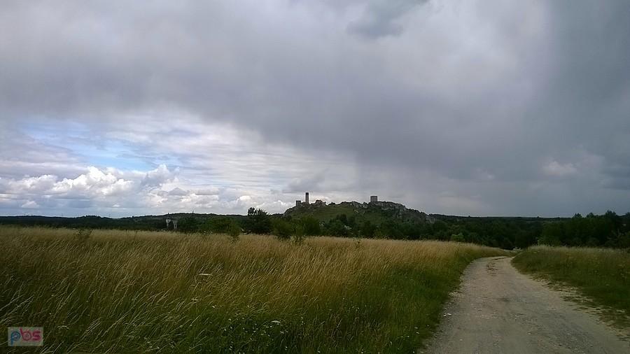 Zamek w Olsztynie z oddali